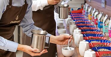 [Translate to Englisch:] Professionelle Kaffeeverkostung Kaffee verkosten probieren