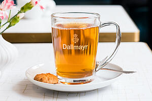 „Dallmayr“ arbata, patiekta arbatos puodelyje su reikmenimis arbatai