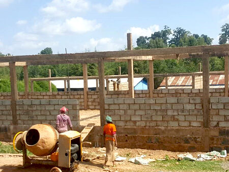 Het metselwerk en de dakbalken van de nieuwe school in Ethiopië 