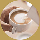 Barista vytvára latte art v šálke na cappuccino