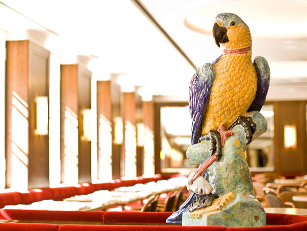 Blau-gelber Porzellan-Papagei im Dallmayr Café Bistro