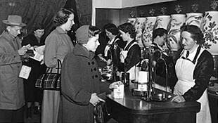 Predavačka a zákazník v obchode s kávou Dallmayr v 50. rokoch 20. storočia
