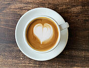 „Dallmayr“ kapučino kava su latte menišku širdies motyvu