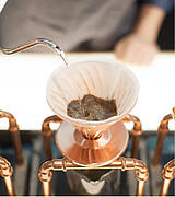 Príprava filtrovanej kávy na kávovom stojane pour over s filtrom Hario V 60