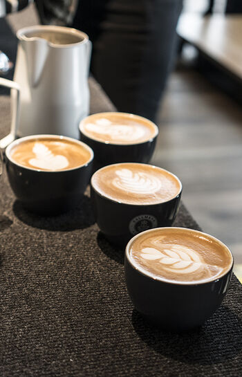 Vier Dallmayr Cappuccino mit Latte Art