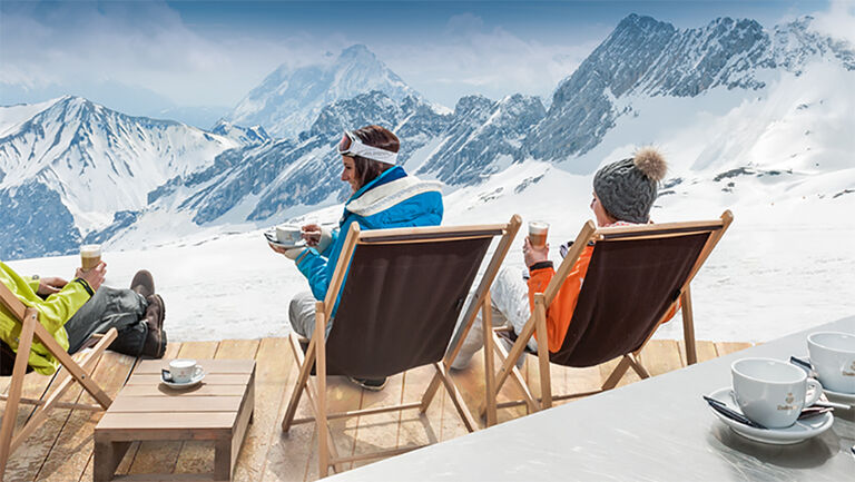Winter sports lovers enjoy Dallmayr coffee on the Zugspitze mountain