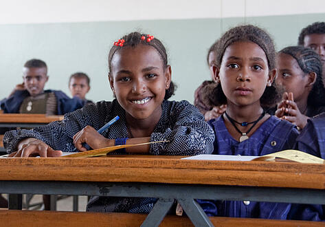 Etiopska djeca uče u školi