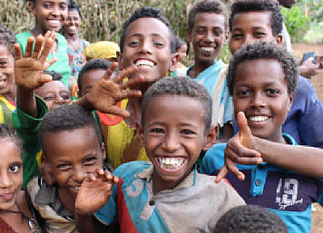 Besijuokiantys Etiopijos vaikai