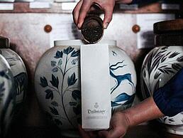 Dallmayr Mitarbeiterin füllt losen Tee in Beutel ab im Delikatessenhaus München