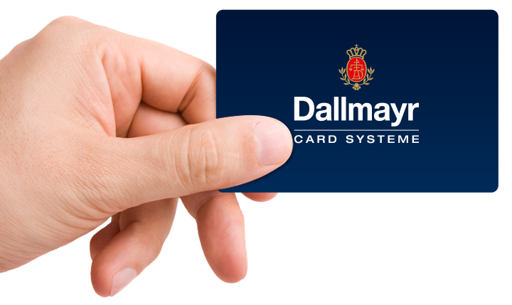 Eine Hand hält eine Dallmayr pay Kantinenkarte