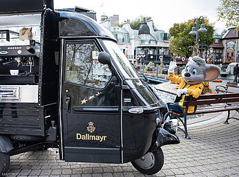 La mascotte Ed Euromaus a Europa-Park accanto all'Ape Car allestita seguendo il concept gastronomico di Dallmayr