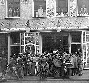 Zhromaždenie žien pred Domom lahôdok Dallmayr okolo roku 1900