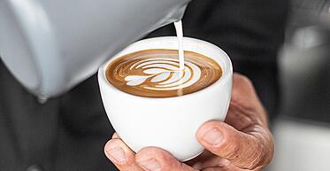 [Translate to Englisch:] Milchschaum Kunst verzieren bemalen Motive Kaffee