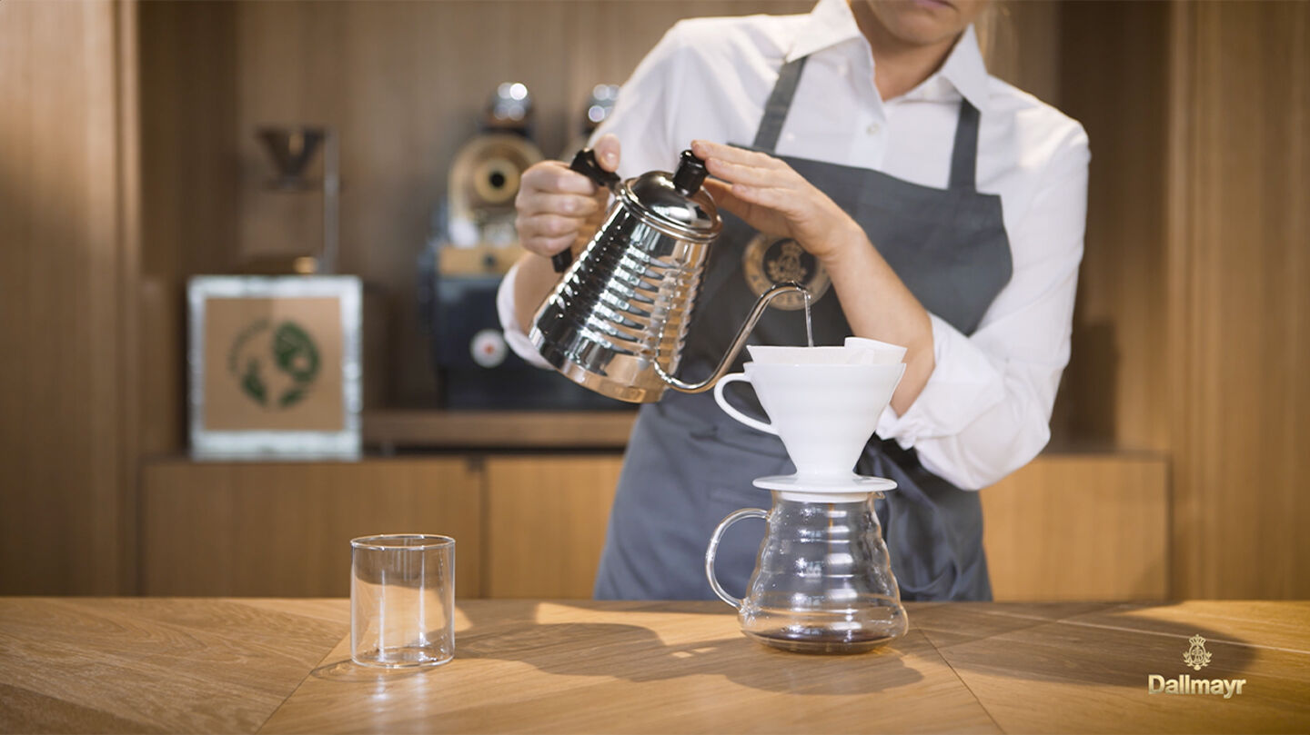 Príprava filtrovanej kávy ručným liatím