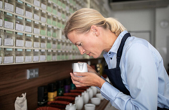 „Dallmayr“ kavos ekspertai ragauja įvairių rūšių kavą.