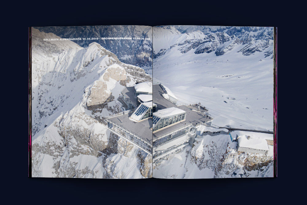 Drohnenansicht auf das schneebedeckte Zugspitze Gipfelrestaurant