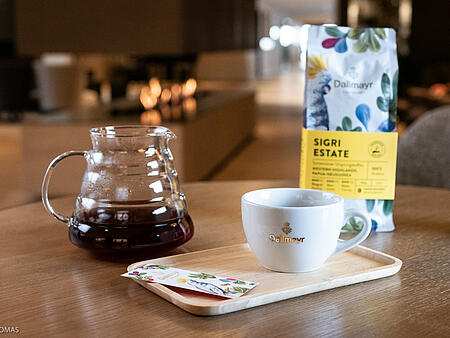 Freshly brewed Sigri Estate filter coffee from the Dallmayr Röstkunst (art of roasting) range, with filter coffee accessories