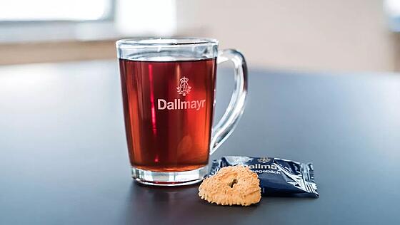 Sklenice s čajem Dallmayr se sušenkou