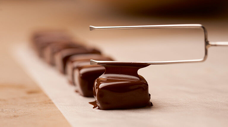Schokoladenüberzogende Praline mit Trempiergabel