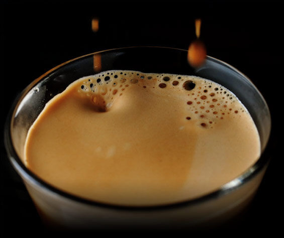 Dallmayr d'Oro Kaffee mit dichter Crema wird in einem Glas zubereitet