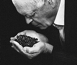 Wolfgang Wille ovoniava pražené kávové zrná