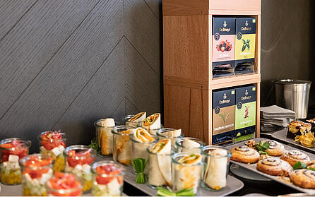 Hotelová snídaně formou bufetu s rozmanitým výběrem čajů Dallmayr