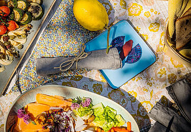 Antipasti Teller und Salat sommerlich auf einem Tisch angerichtet