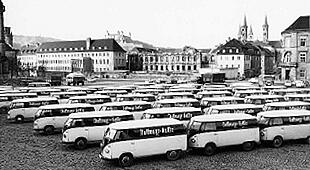 Parkovisko s mnohými dodávkami Volkswagen Bulli označených Dallmayr Kaffee pre služby automatov Alois Dallmayr