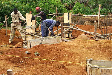 Ethiopische arbeiders op de bouwplaats van de school