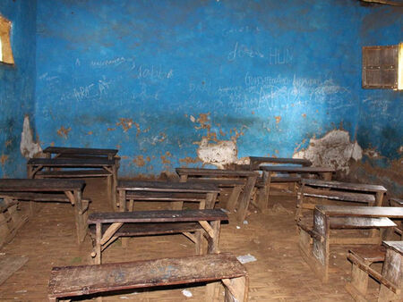 Ieskats kādā Etiopijas skolā ar veciem skolas galdiem nelielā klases telpā