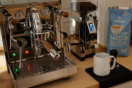 Kávédaráló egy karos eszpresszógép mellett