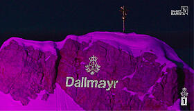 Pink beleuchtete Zugspitze mit Dallmayr Logo für Alpenbarista 2019