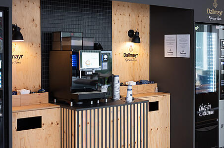 Dallmayr Automatenstation mit Kaffeemaschine in der Tesla Lounge in Dietikon, Schweiz