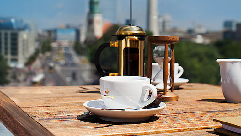 Káva Dallmayr připravovaná ve French pressu ve střešní restauraci Humboldt Terrassen v Berlíně
