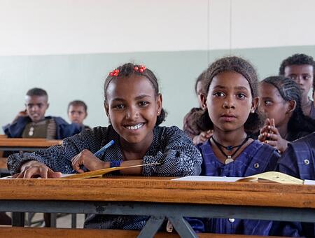 Mädchen lächelt in der Dallmayr Schule in Äthiopien