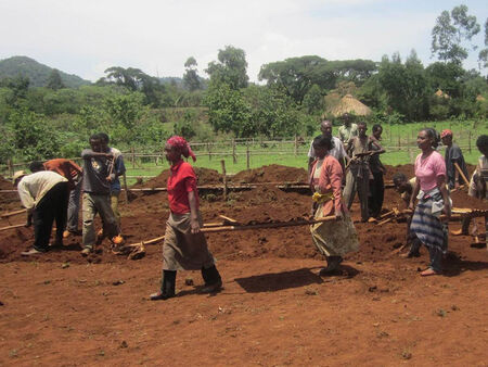 Etiopijos darbininkai ir darbininkės kasa duobę naujos mokyklos statybai