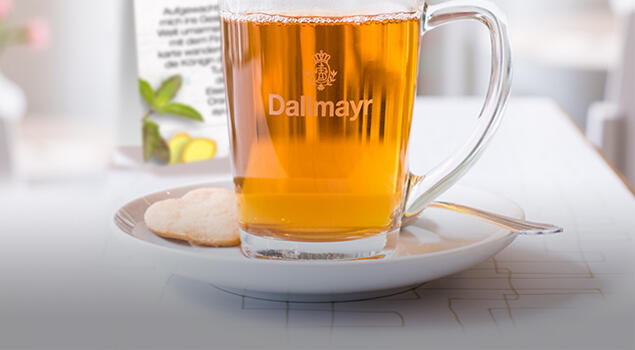 Čaj Dallmayr v pohári podávaný so sušienkami