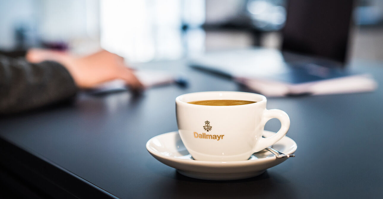 Dallmayr Kaffee Tasse am Arbeitsplatz
