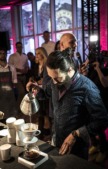 Barista Ali Yagci gießt einen Filterkaffee im Handfilter auf