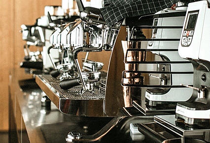 Volautomatische koffiemachine op een Dallmayr coffee point voor koffiemachines