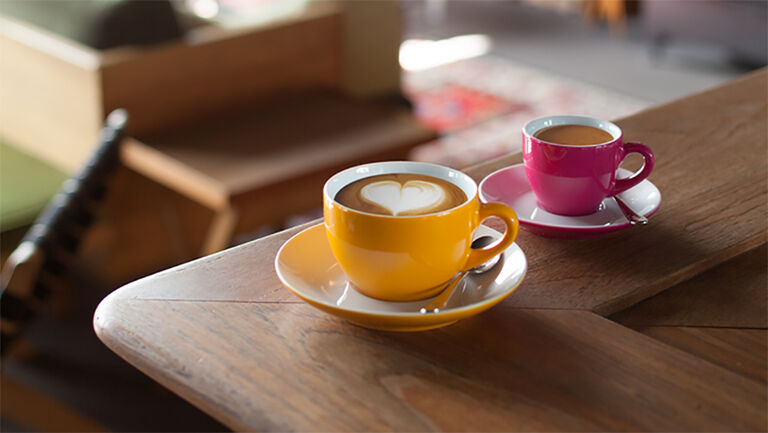 Cappuccino Dallmayr con Latte Art a forma di cuore ed espresso presso il Flushing Meadows Hotelbar